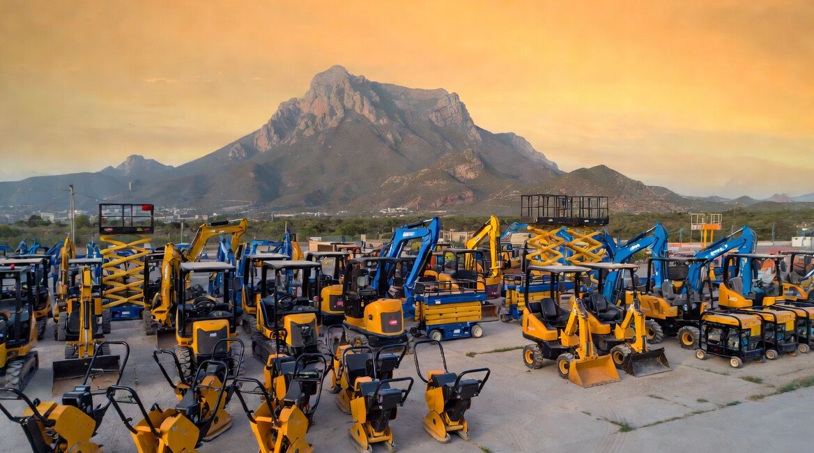 Renta de maquinaria en Monterrey – Flota moderna de equipos ligeros para construcción con Cerro de la Silla de fondo