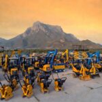 Renta de maquinaria en Monterrey – Flota moderna de equipos ligeros para construcción con Cerro de la Silla de fondo